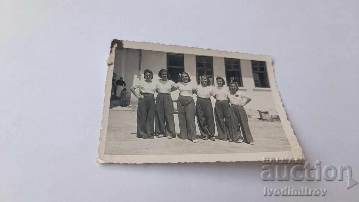 Photo Six young girls Photo Six young girls