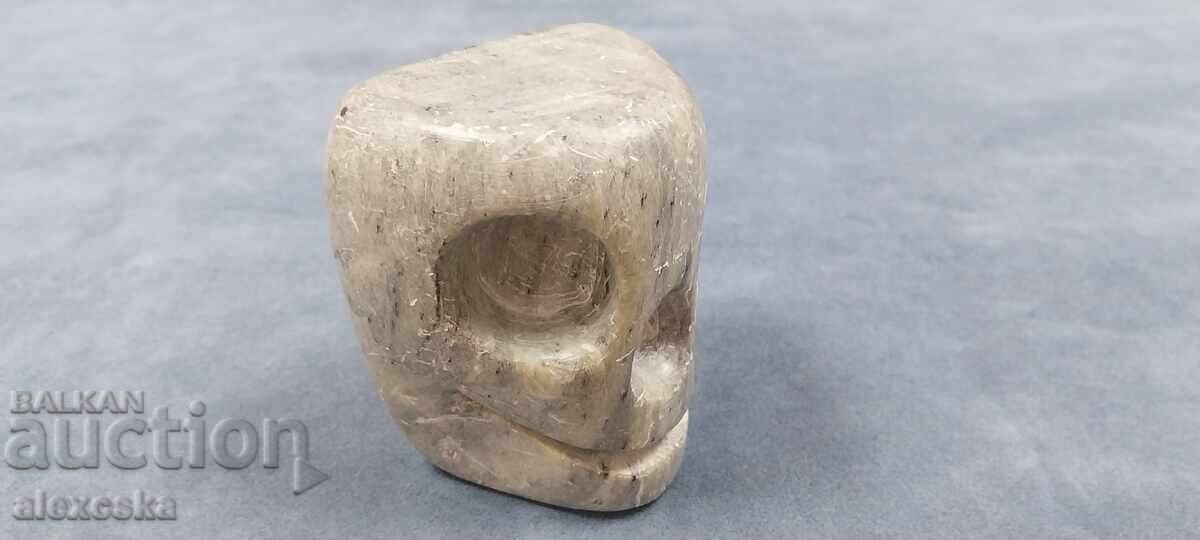 Доставка на "Череп" от камък Доставка на "Череп" от камък