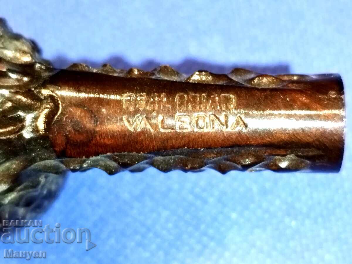 Auction An old pipe. Auction An old pipe.