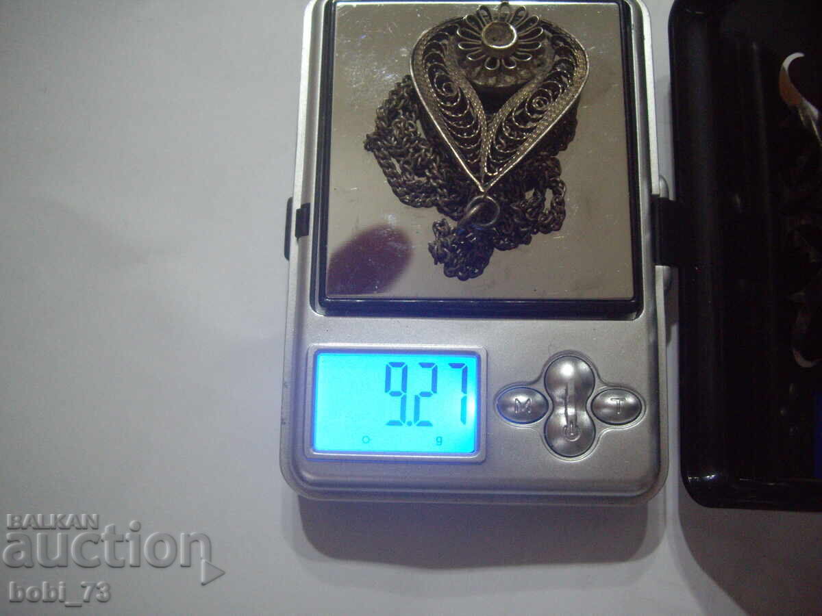 Livrarea Un colier vechi de argint.