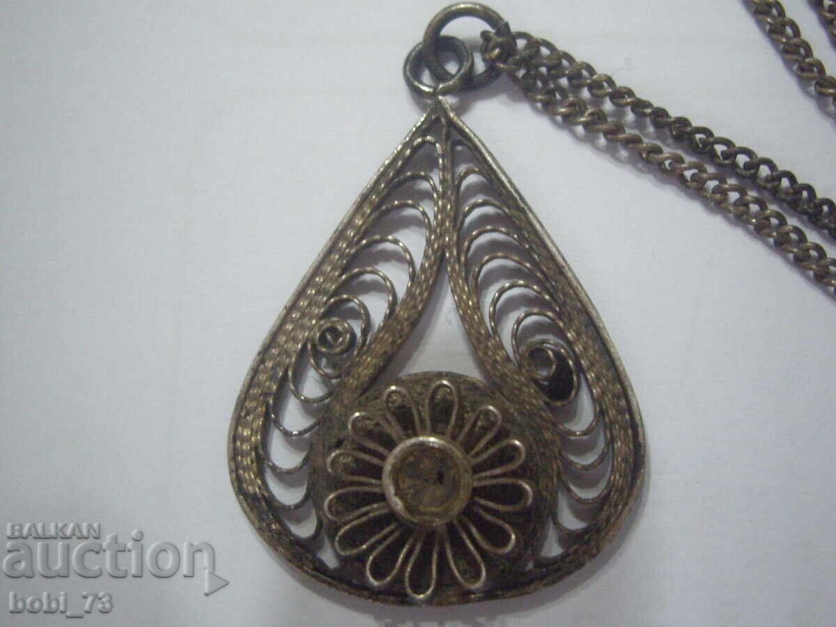 Un colier vechi de argint.