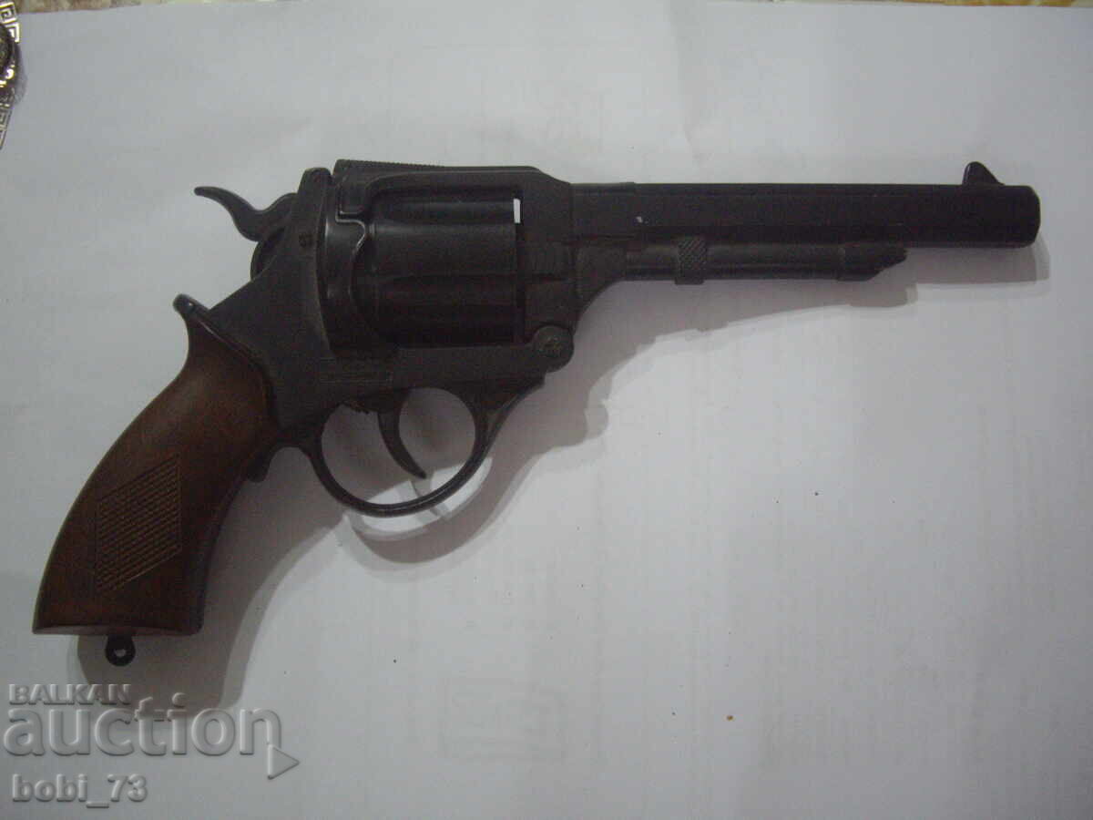 Old pistol. with price 30.00 BGN | € 15.34 Old pistol. with price 30.00 BGN | € 15.34