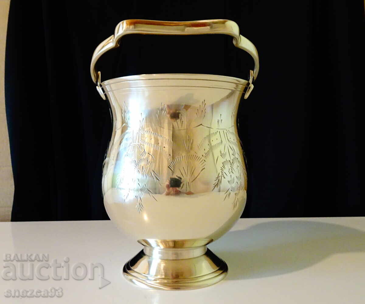 British bronze ice bucket, ice pail, jug, marked with price 79.00 BGN | € 40.39 British bronze ice bucket, ice pail, jug, marked with price 79.00 BGN | € 40.39