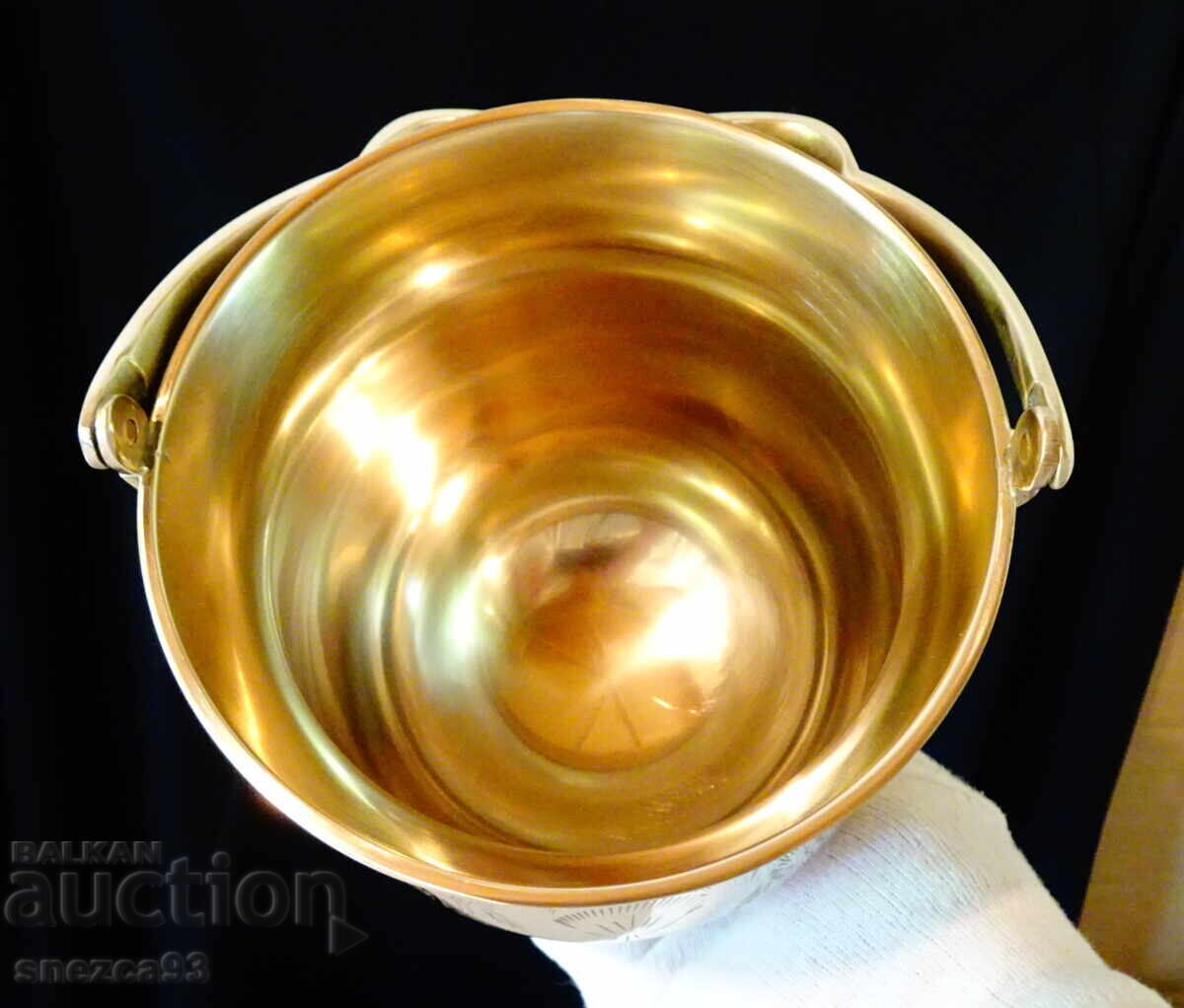 Delivery of British bronze ice bucket, ice pail, jug, marked Delivery of British bronze ice bucket, ice pail, jug, marked