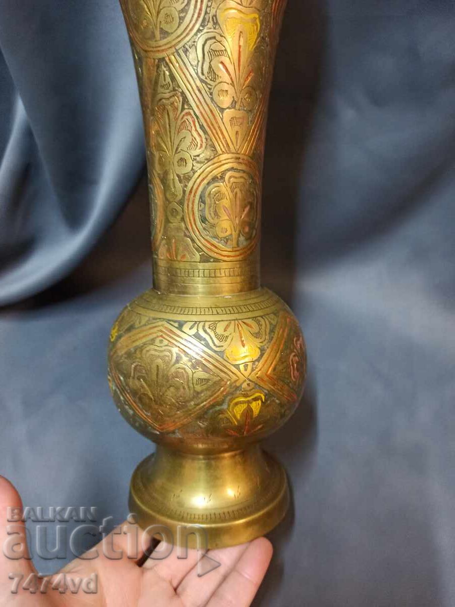 Delivery of Bronze solid vase hand engraved floral ornaments Delivery of Bronze solid vase hand engraved floral ornaments