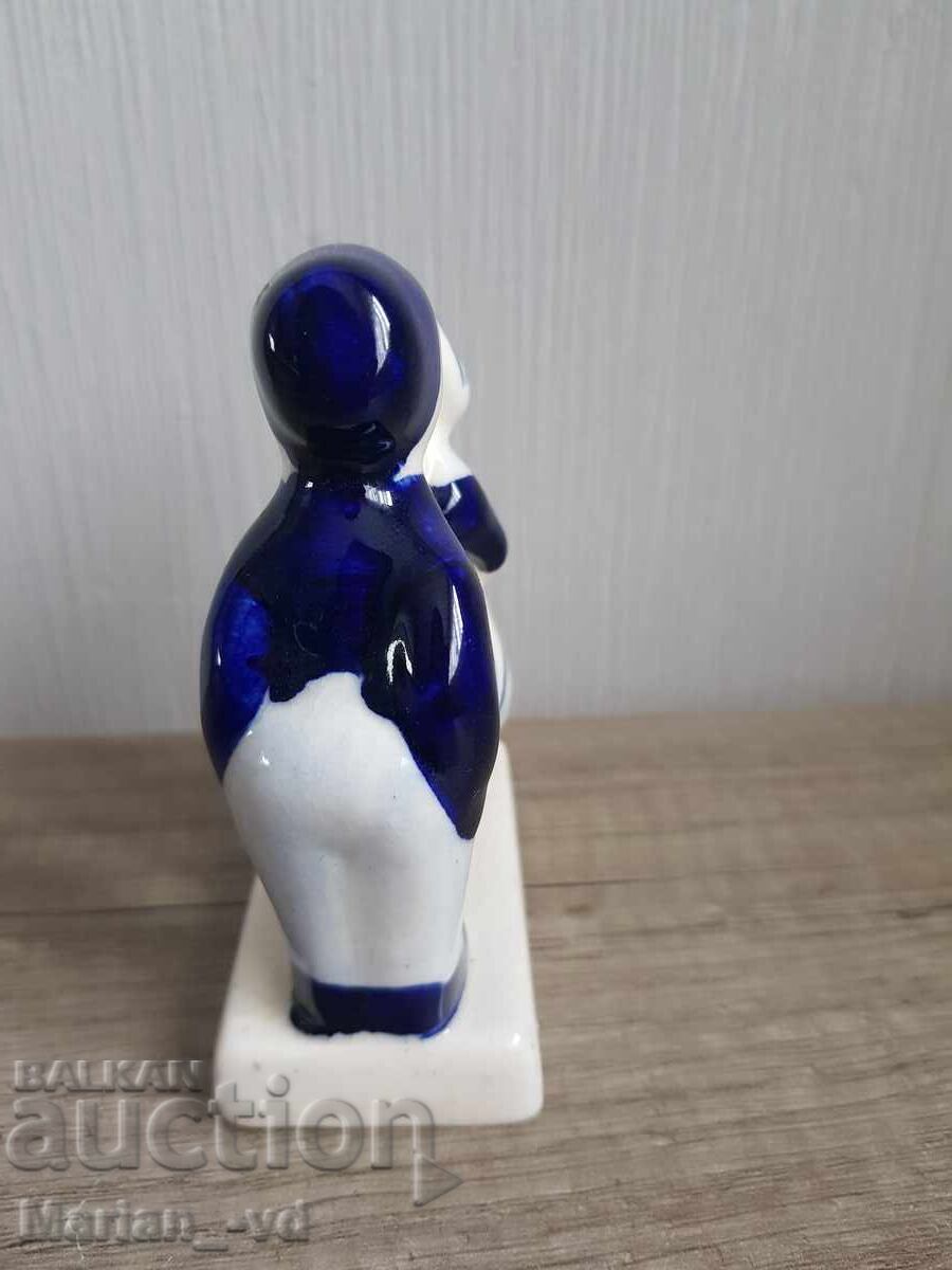 Auction Porcelain figurine of a kissing girl and boy - Netherlands Auction Porcelain figurine of a kissing girl and boy - Netherlands
