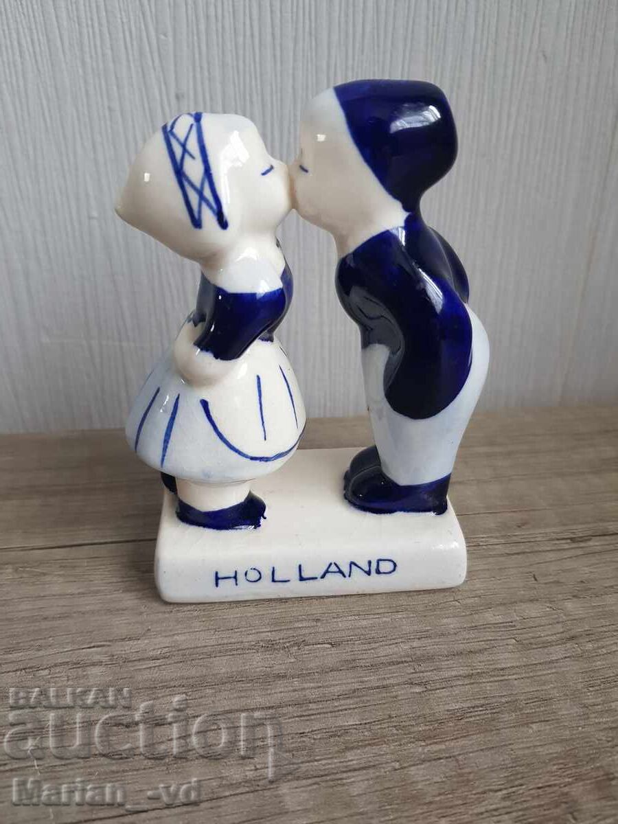 Porcelain figurine of a kissing girl and boy - Netherlands Porcelain figurine of a kissing girl and boy - Netherlands