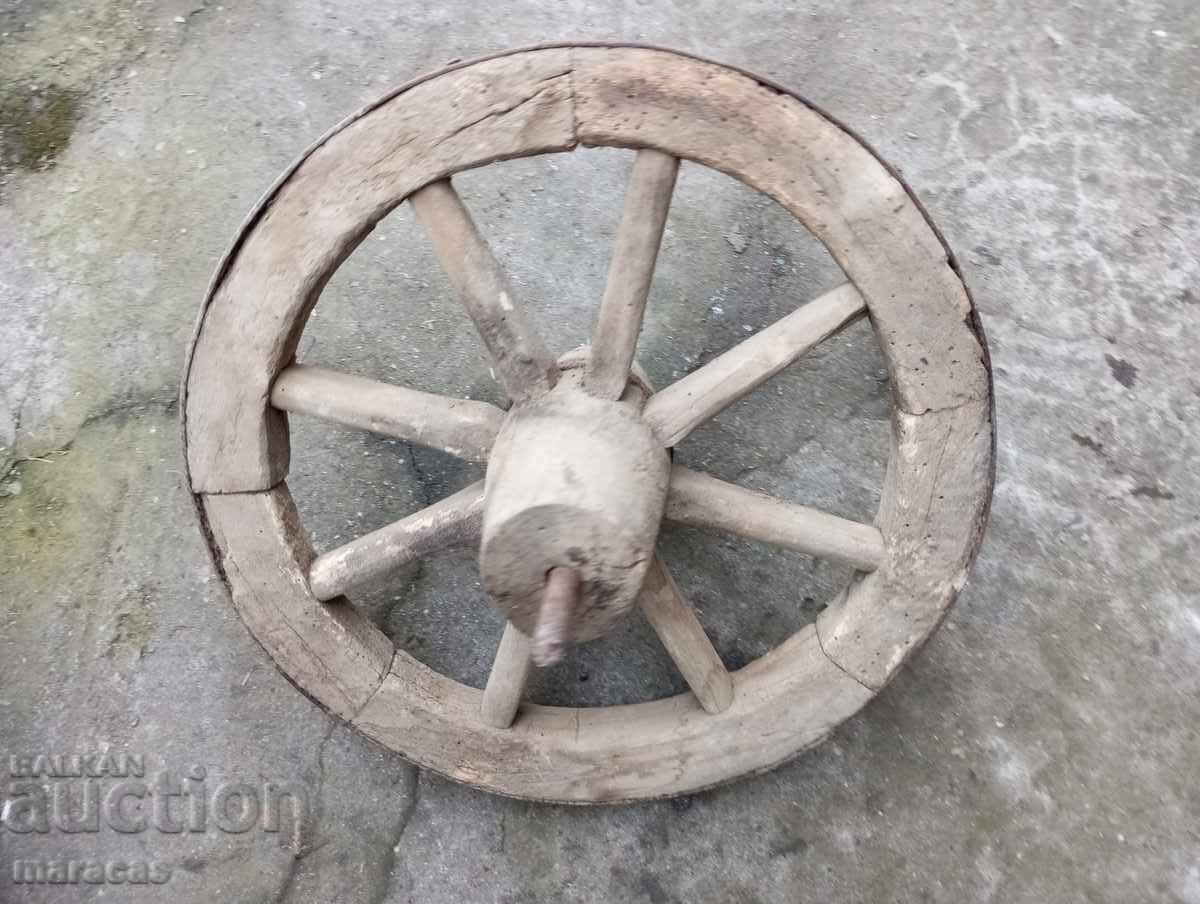 Παλιά ξύλινη ρόδα με τιμή 29.00 BGN | € 14.83 Παλιά ξύλινη ρόδα με τιμή 29.00 BGN | € 14.83