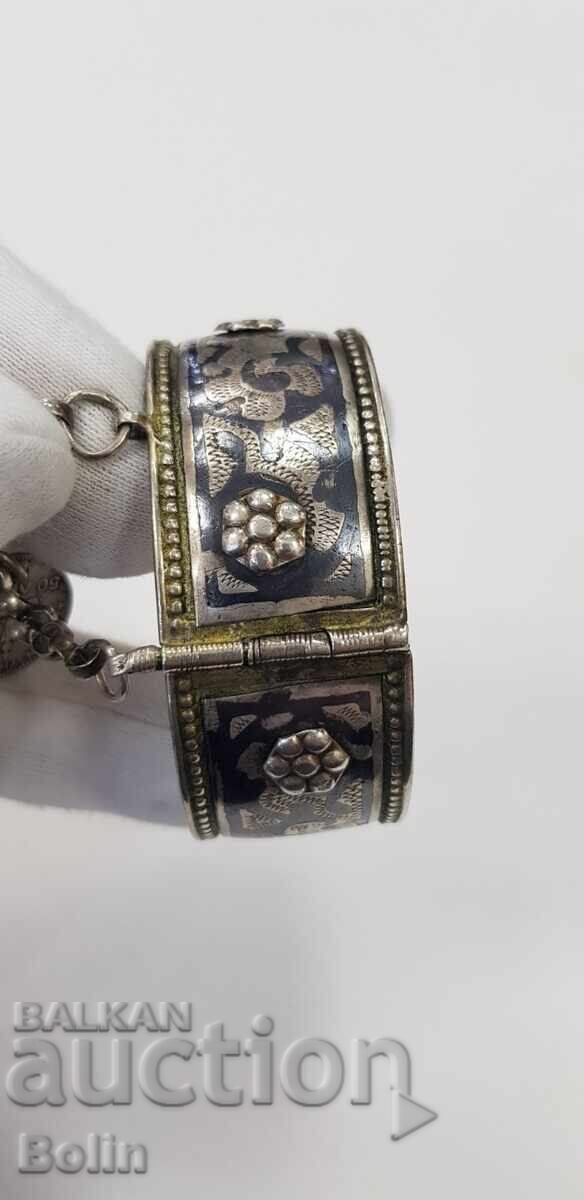Auction Rare silver Renaissance bracelet with nialo - enamel - 19th century Auction Rare silver Renaissance bracelet with nialo - enamel - 19th century