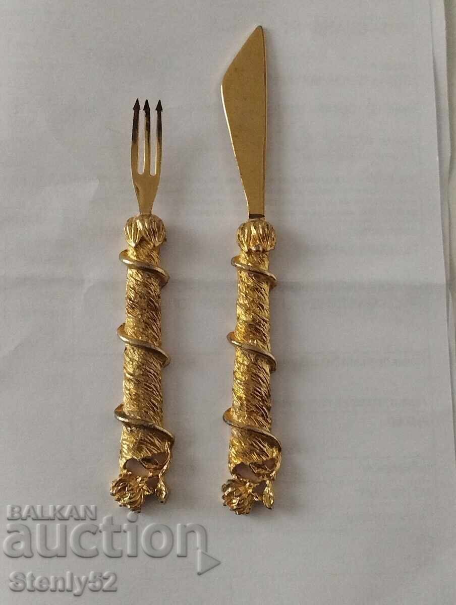 Ένα μικρό πιρούνι και ένα μαχαίρι χαβιαριού.