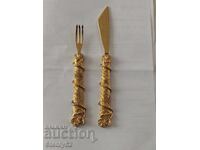 Ένα μικρό πιρούνι και ένα μαχαίρι χαβιαριού.