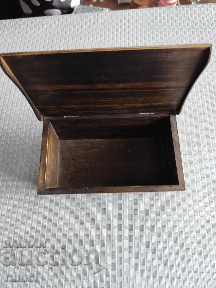 Доставка на Стара дървена кутия