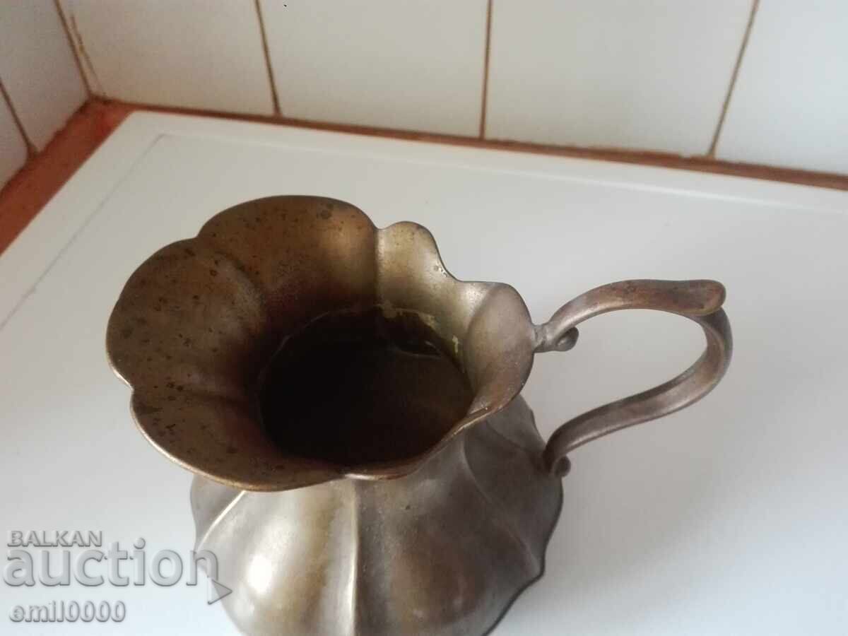 Auction A beautiful bronze jug. Auction A beautiful bronze jug.