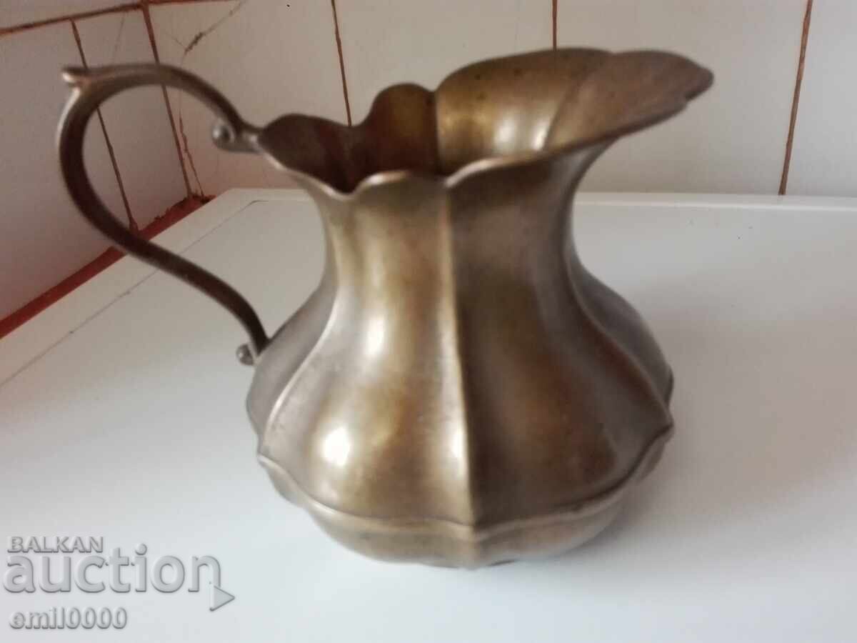 Delivery of A beautiful bronze jug. Delivery of A beautiful bronze jug.