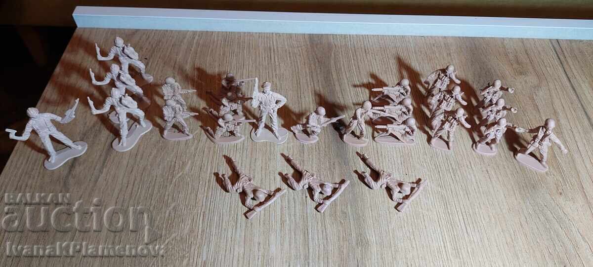 Collectible figures 25 pieces with price 20.00 BGN | € 10.23