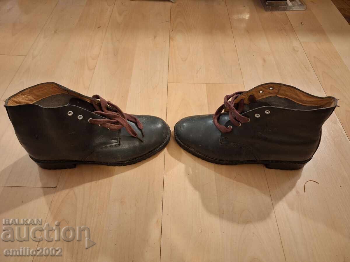 Hiking shoes Pioneer retro social 40 number with price 9.00 BGN | € 4.60 Hiking shoes Pioneer retro social 40 number with price 9.00 BGN | € 4.60