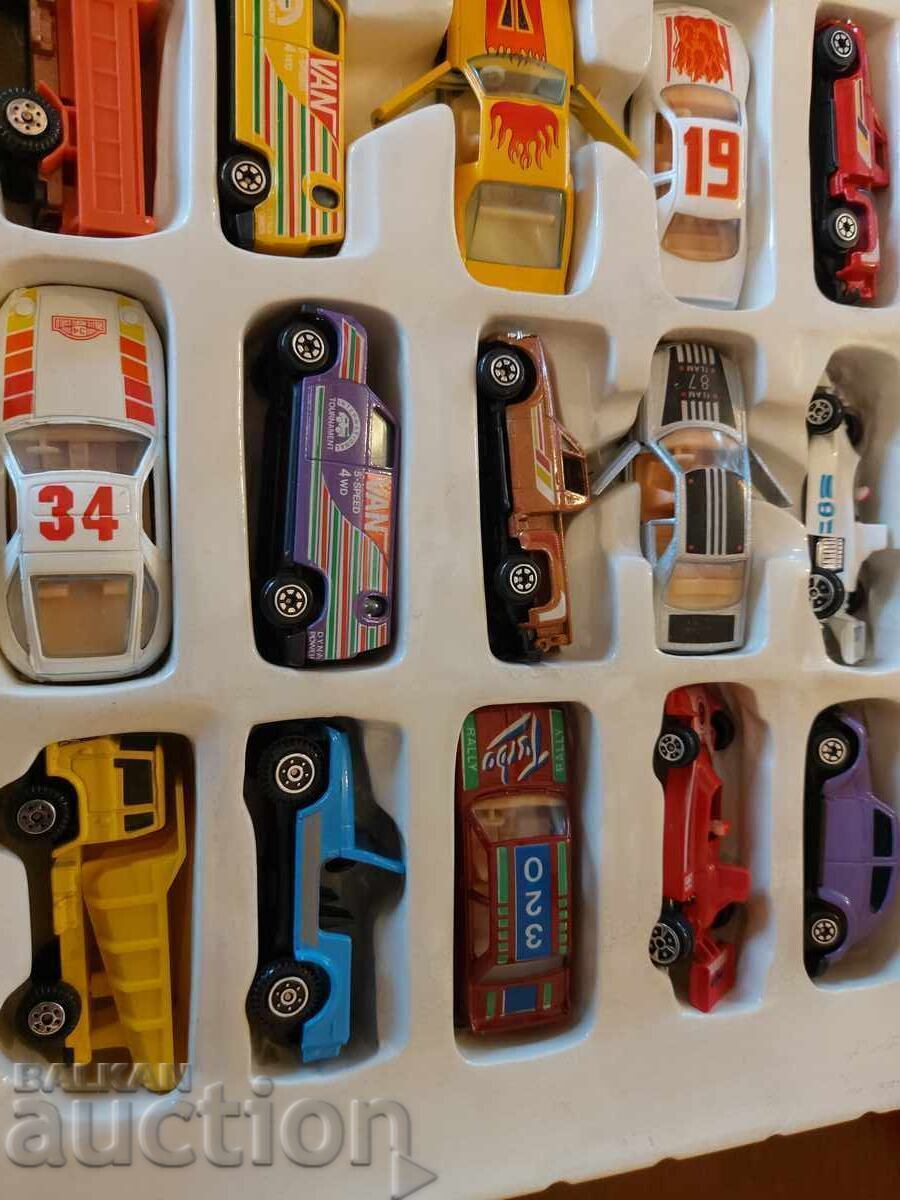 Mașinuțe metalice din anii '90. 25 bucăți la 2.80 lv. Pentru bucată - 5