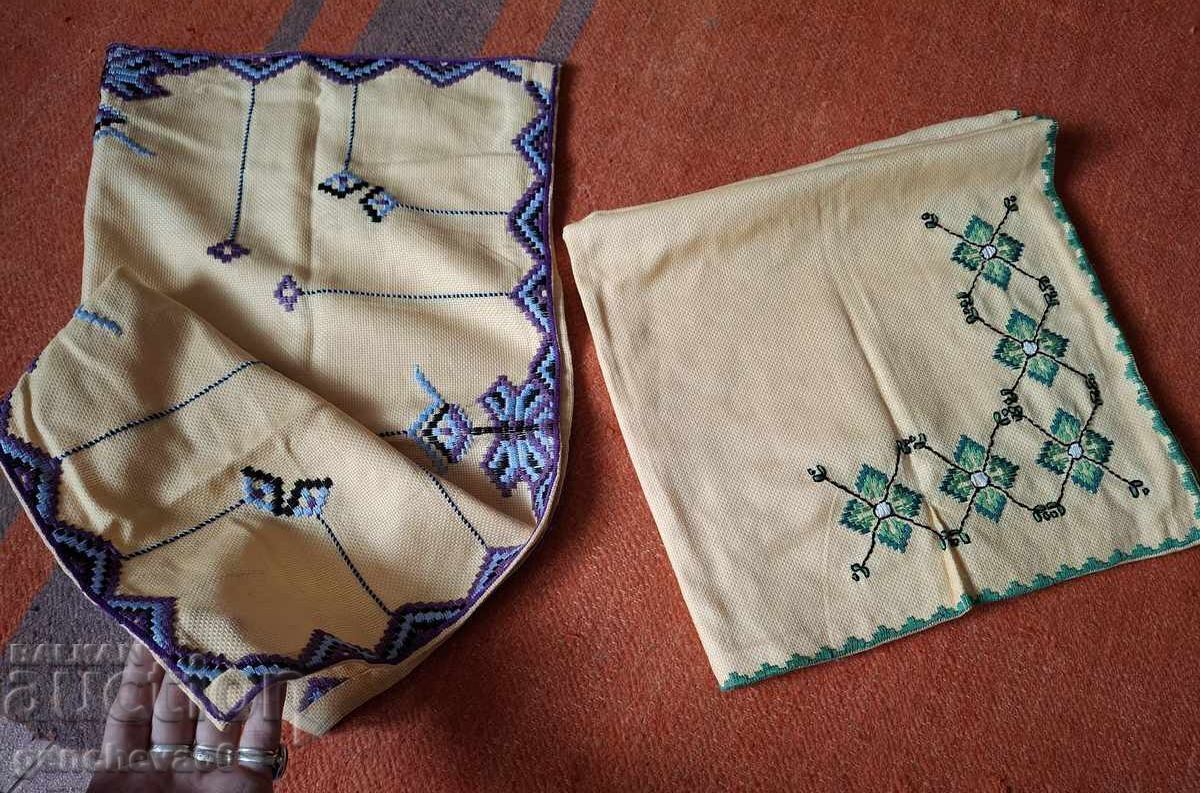 Auction Two hand-embroidered table squares Auction Two hand-embroidered table squares
