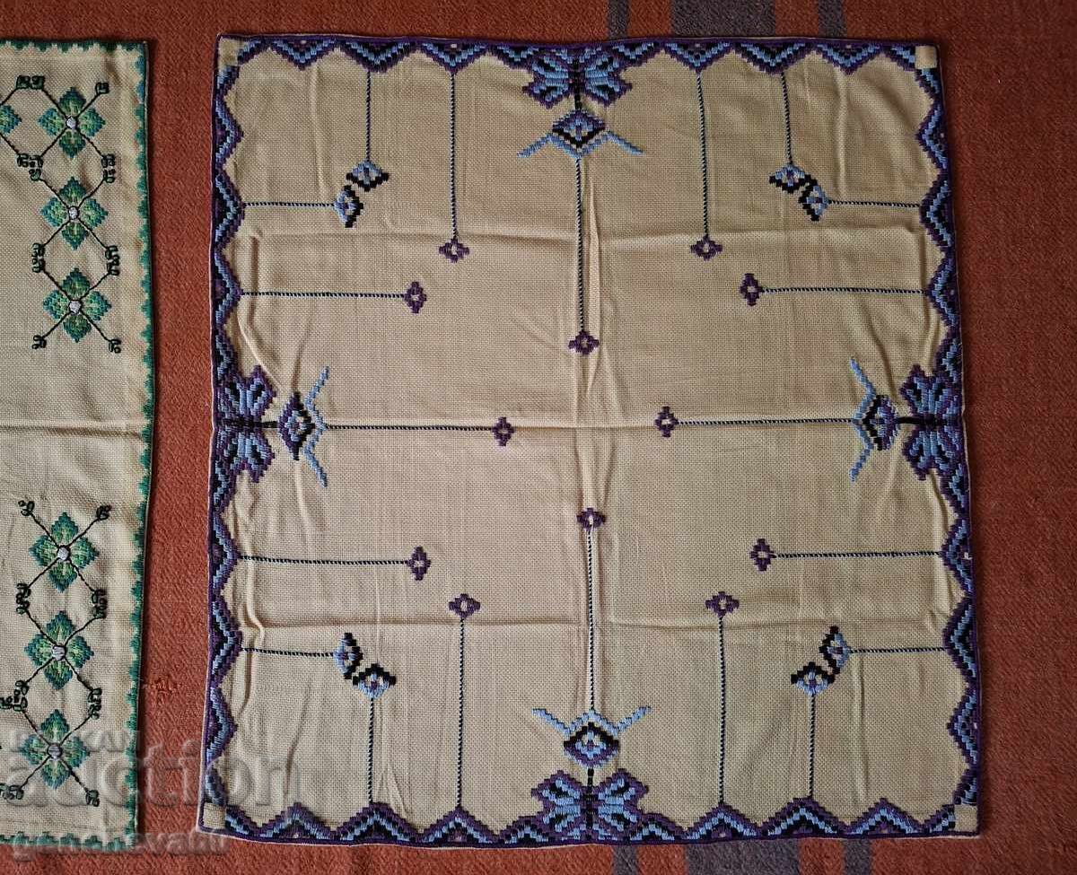 Delivery of Two hand-embroidered table squares Delivery of Two hand-embroidered table squares