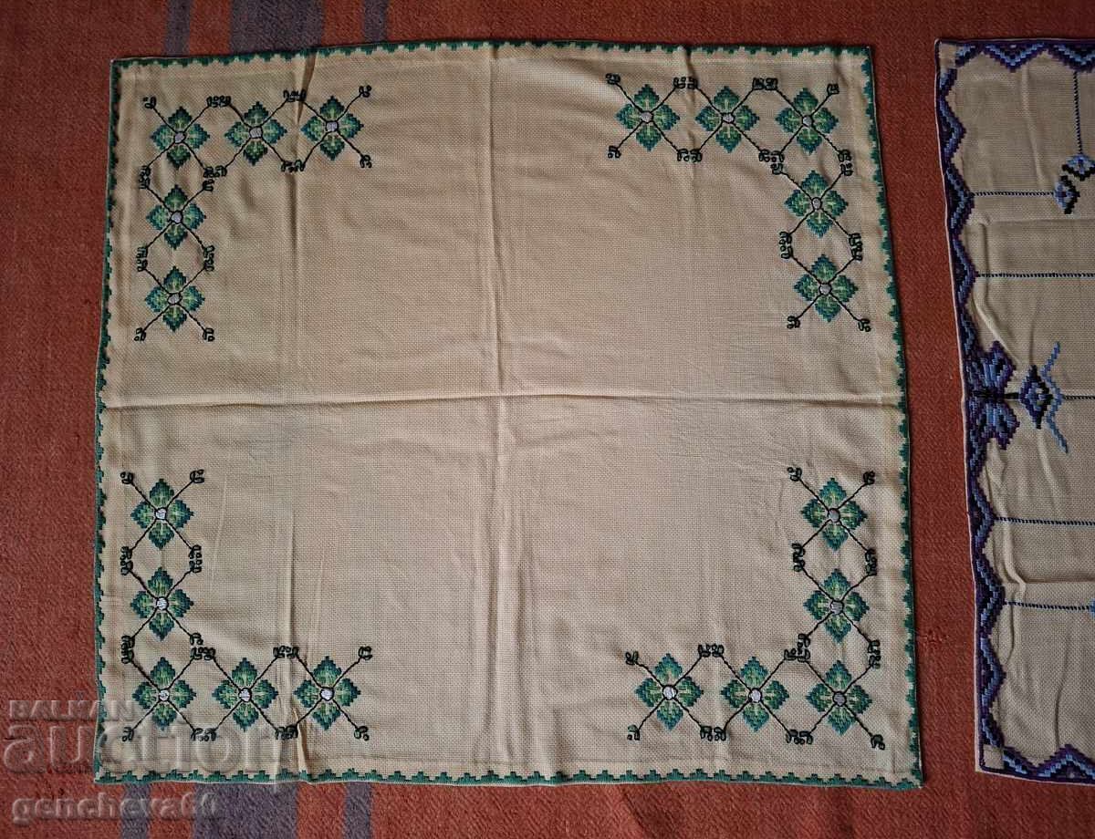 Two hand-embroidered table squares - 5 Two hand-embroidered table squares - 5