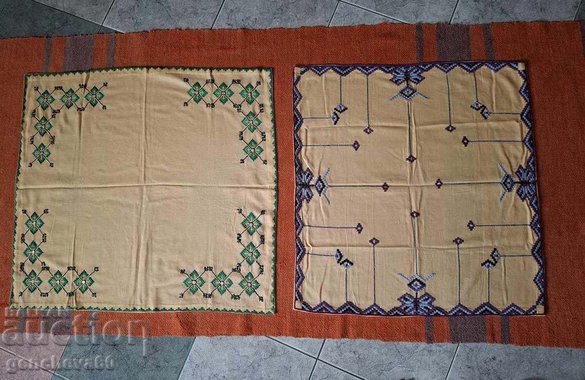 Two hand-embroidered table squares - 6 Two hand-embroidered table squares - 6