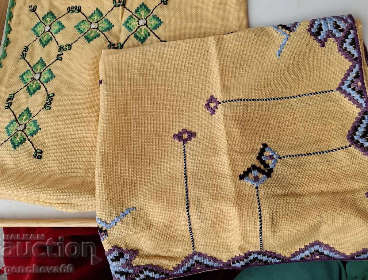 Two hand-embroidered table squares - 7 Two hand-embroidered table squares - 7