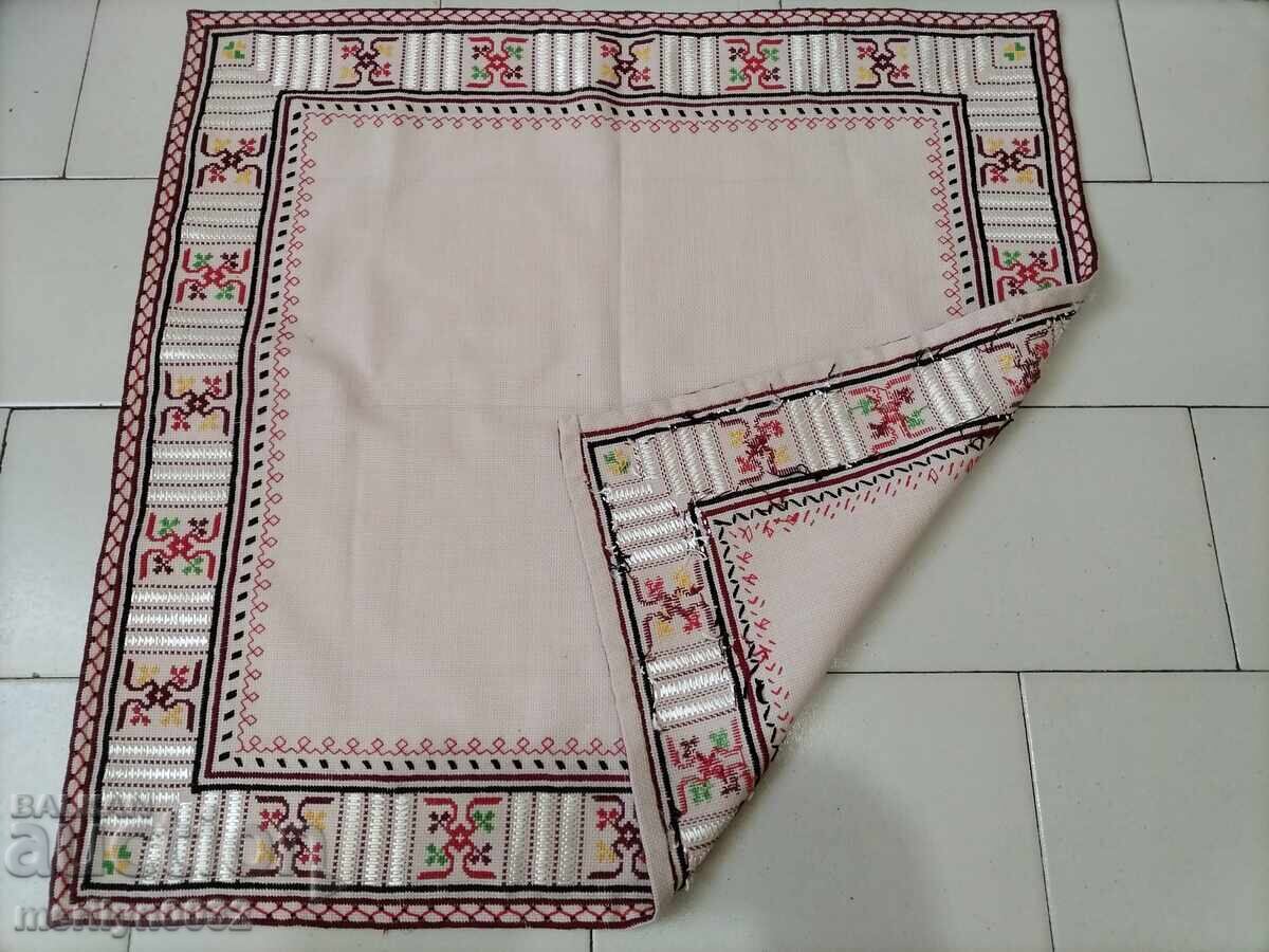 Старо  бродирано каре, покривка, мильо, българска бродерия с цена 40.00 лв. | € 20.45