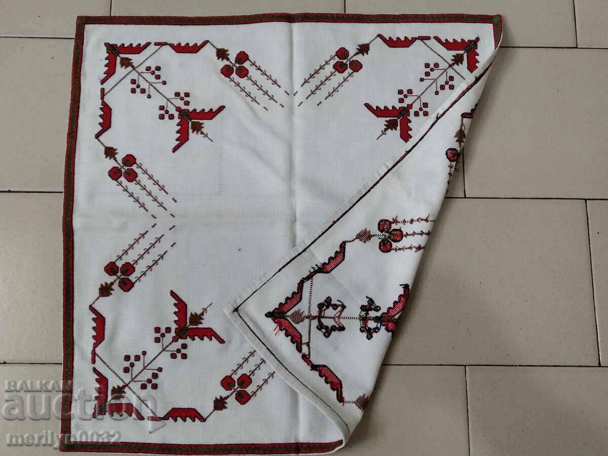Старо бродирано каре, покривка, мильо, българска бродерия с цена 40.00 лв. | € 20.45 Старо бродирано каре, покривка, мильо, българска бродерия с цена 40.00 лв. | € 20.45