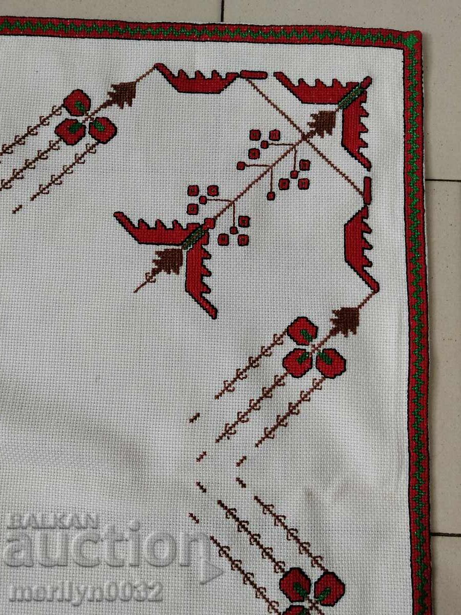 Аукцион Старо бродирано каре, покривка, мильо, българска бродерия Аукцион Старо бродирано каре, покривка, мильо, българска бродерия