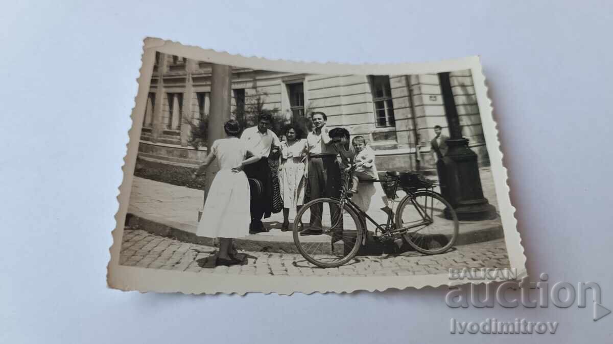 Photo Sofia Men women and a little girl with a retro bicycle Photo Sofia Men women and a little girl with a retro bicycle