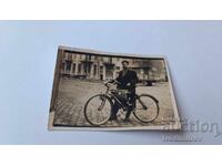 Fotografie Sofia Bărbat cu o bicicletă retro pe stradă