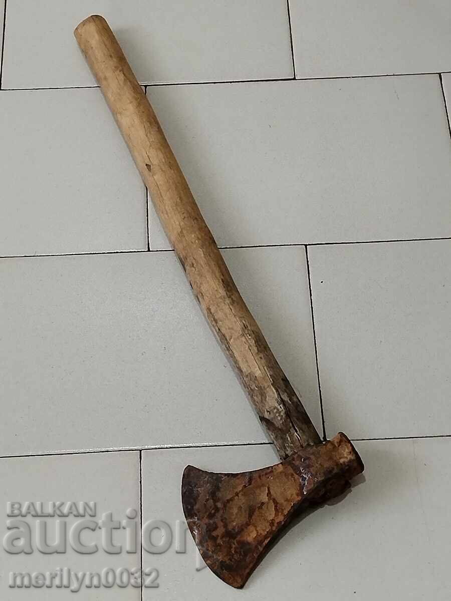 Παλιό εργαλείο τσεκούρι σφυρήλατο σίδερο