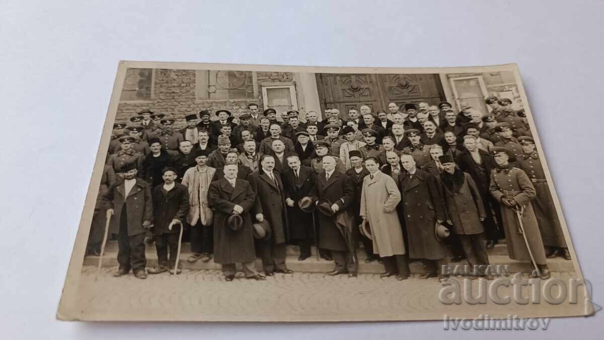 Αδελφή Σοφία Αξιωματικοί και άνδρες σε μια επίσημη γιορτή μπροστά από μια εκκλησία Αδελφή Σοφία Αξιωματικοί και άνδρες σε μια επίσημη γιορτή μπροστά από μια εκκλησία