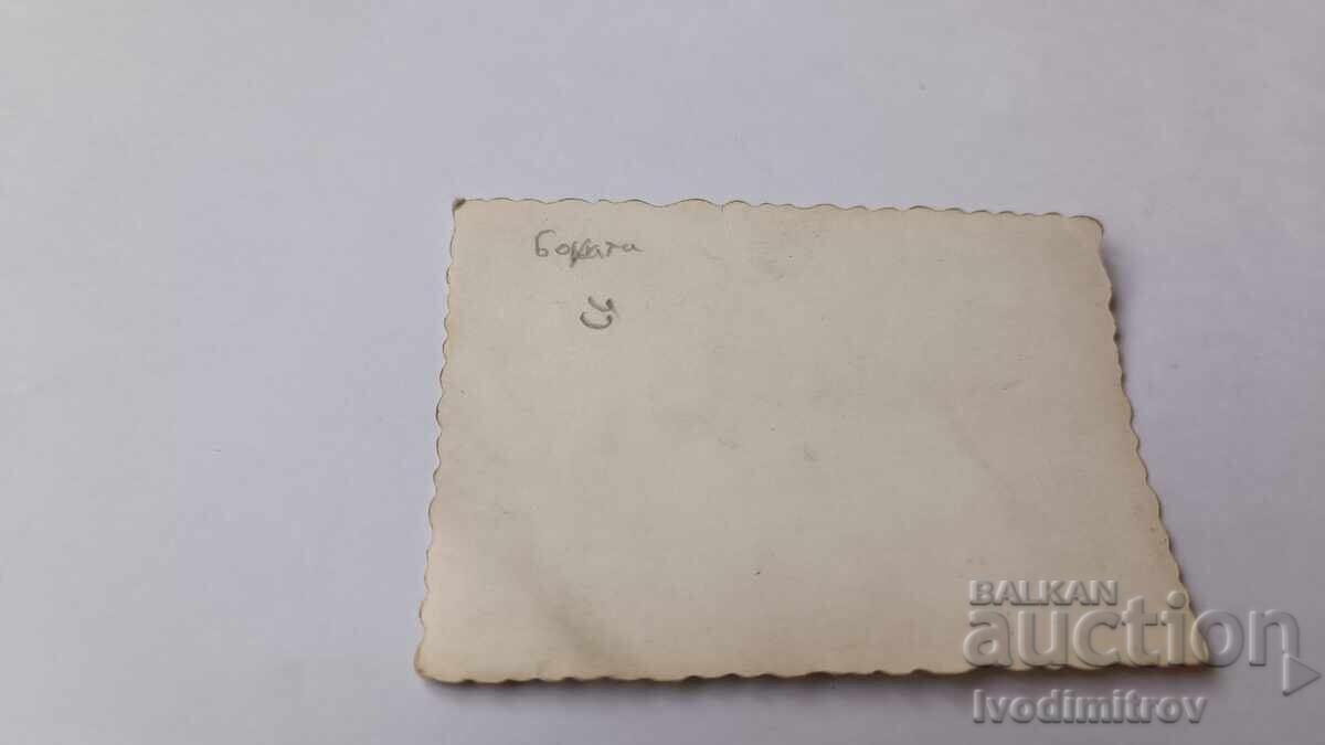 Φωτογραφία Τρεις νεαροί άνδρες σε μονοπάτι προς την παραλία με τιμή 1.65 BGN | € 0.84 Φωτογραφία Τρεις νεαροί άνδρες σε μονοπάτι προς την παραλία με τιμή 1.65 BGN | € 0.84