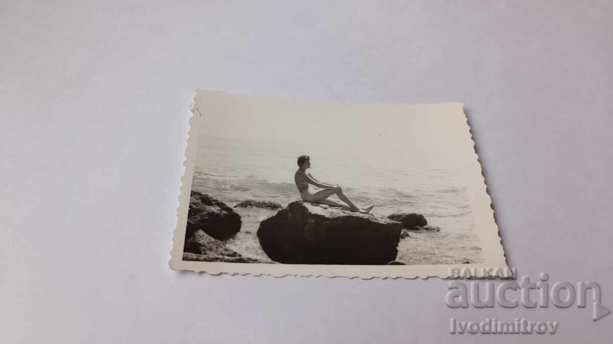 Photo Young girl on a cliff by the sea