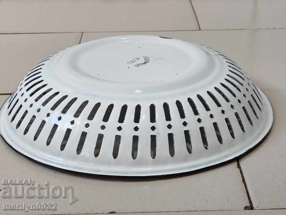 Auction An old 1960s enamel bread pan Auction An old 1960s enamel bread pan