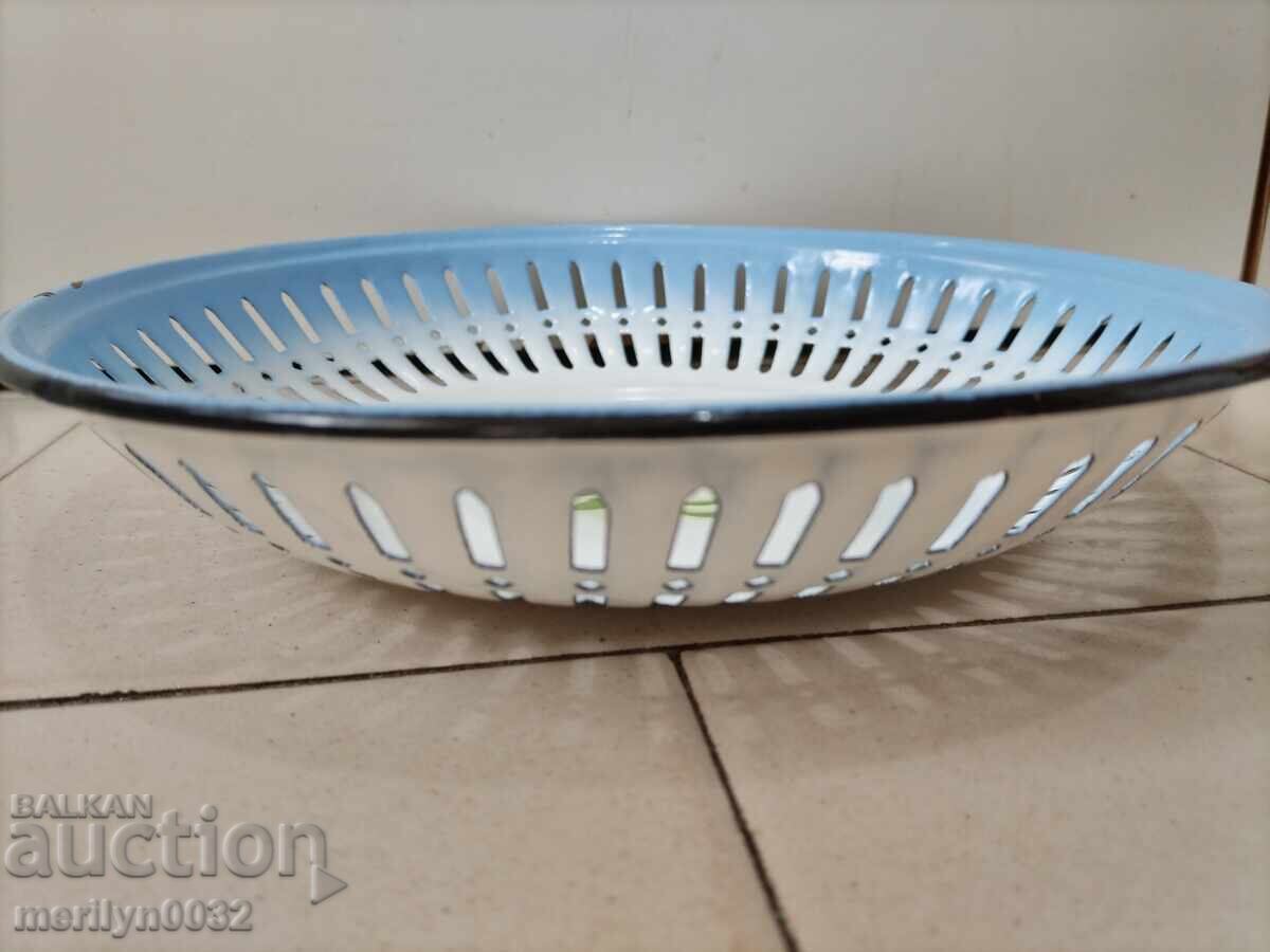 An old 1960s enamel bread pan - 6 An old 1960s enamel bread pan - 6