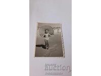 Photo Little girl with a sombrero on the beach