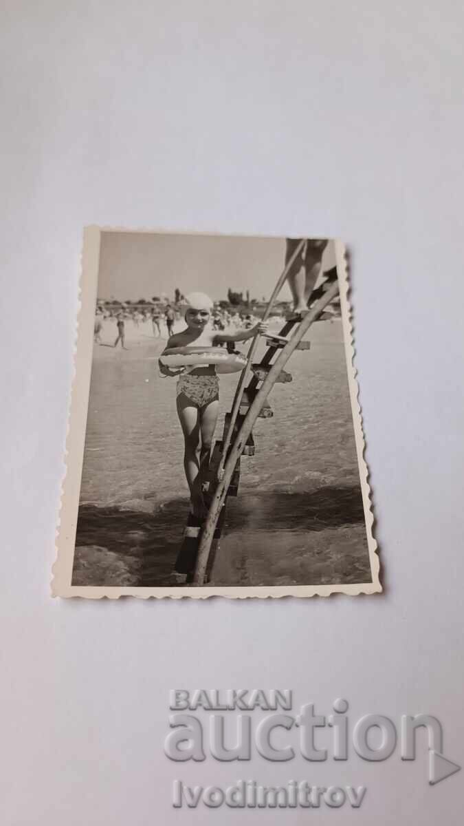 Φωτογραφία Κοριτσάκι με ζώνη σε σκάλα σε νεροτσουλήθρα