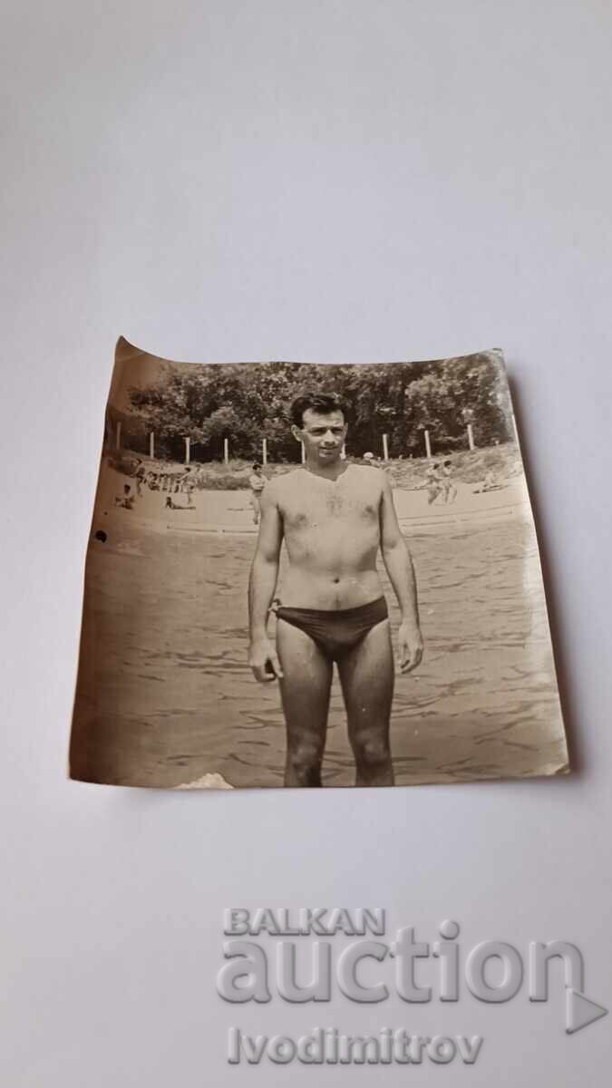 Foto Omul pe plajă Foto Omul pe plajă