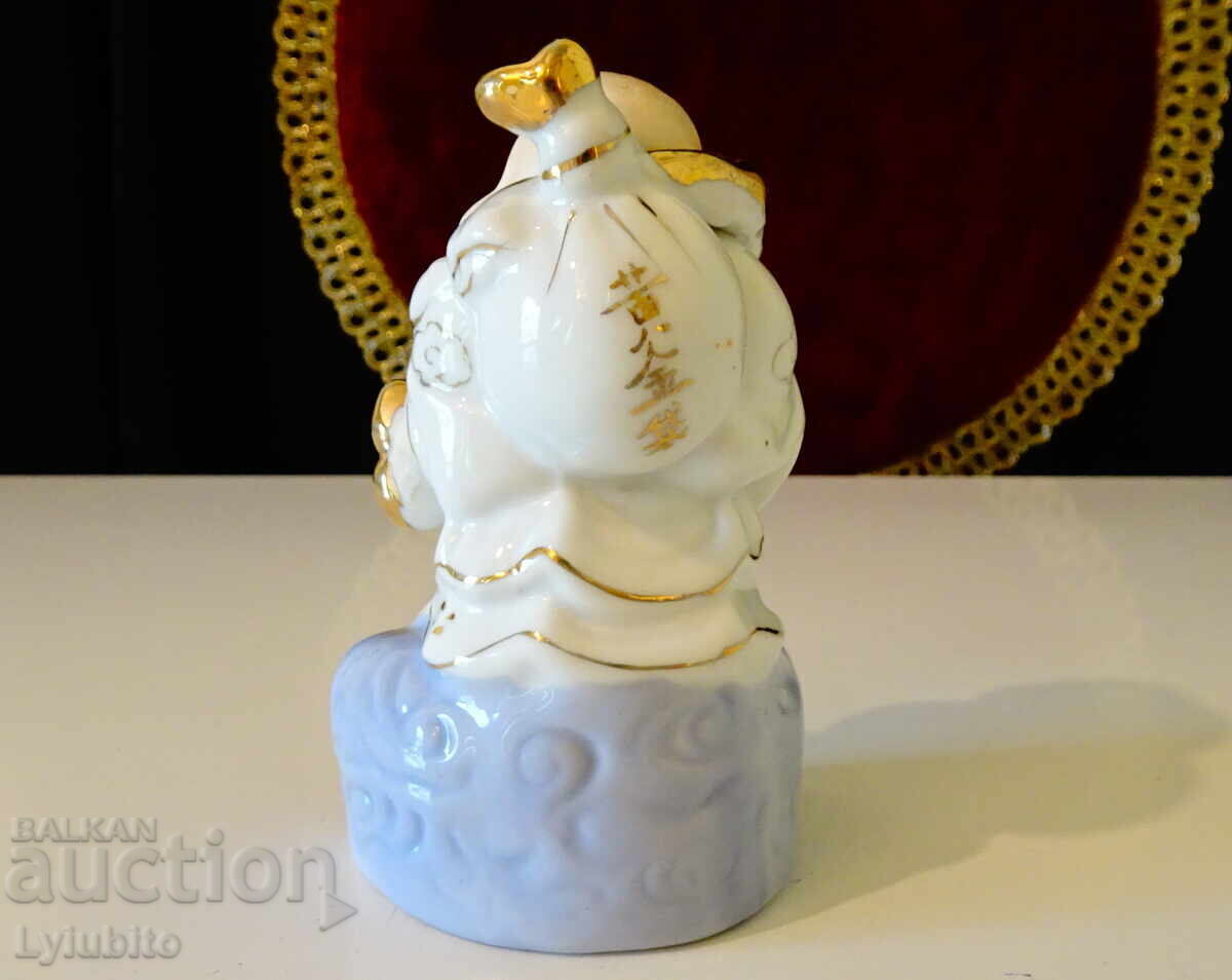 Delivery of Laughing Buddha porcelain figurine, gold. Delivery of Laughing Buddha porcelain figurine, gold.