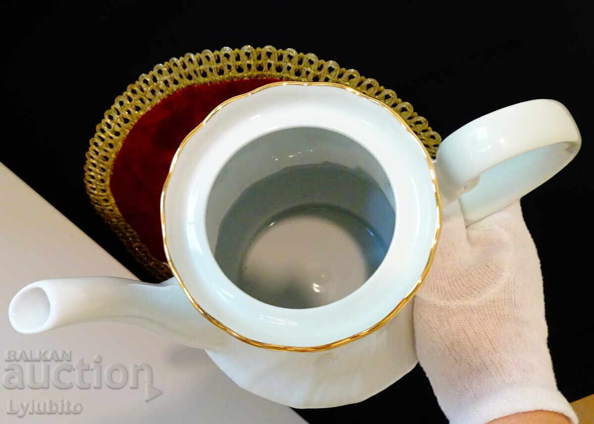 Delivery of Bavarian porcelain jug, gold, cobalt. Delivery of Bavarian porcelain jug, gold, cobalt.