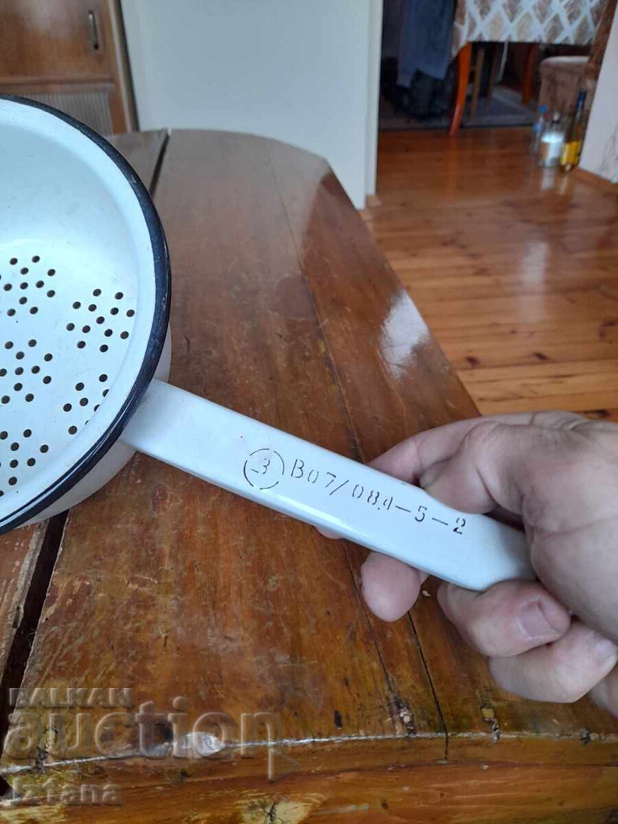 Auction  Old enameled strainer, colander