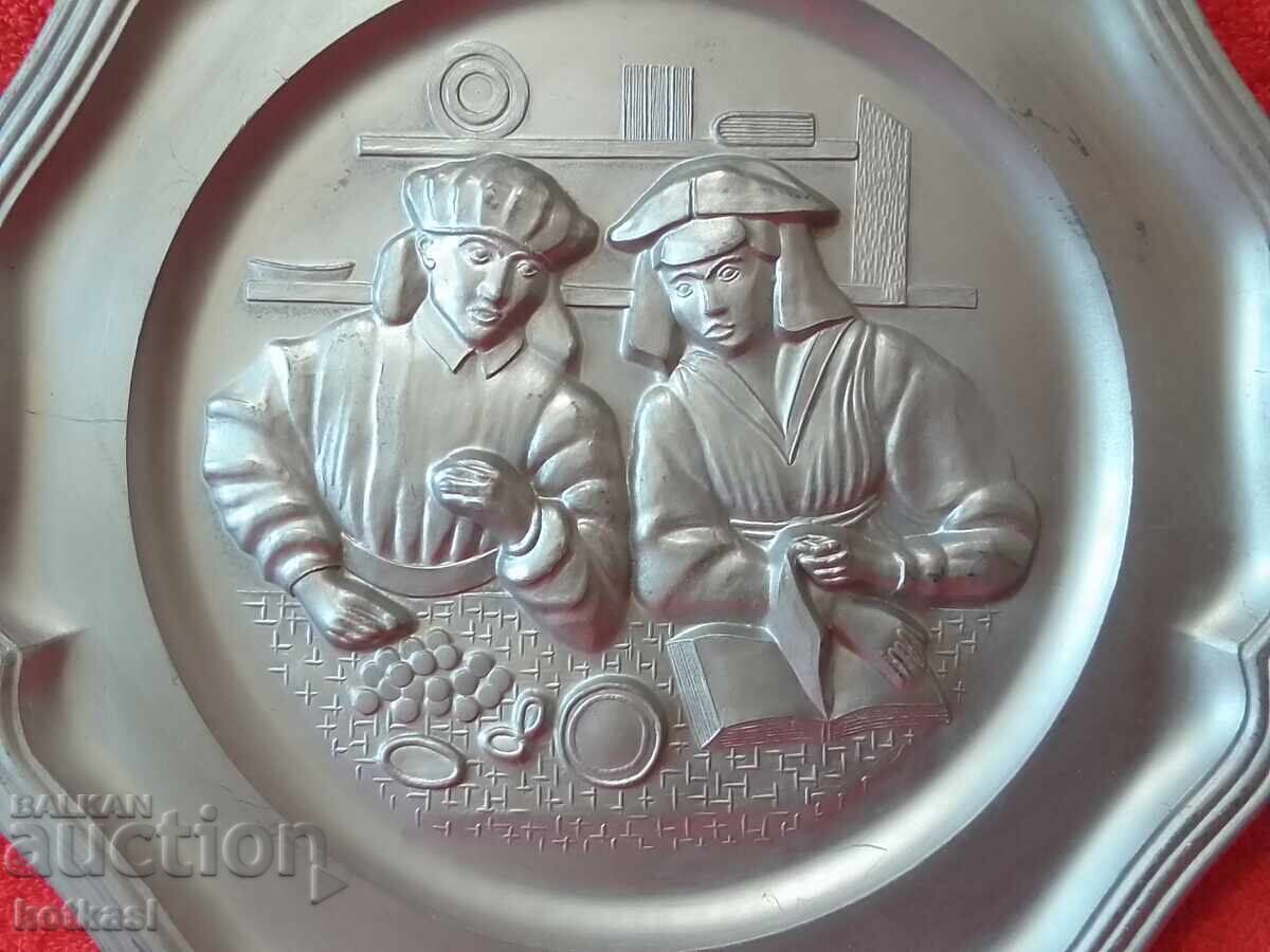 Метална чиния застена Германия Мъже Пари колежани маркировки с цена € 10.74 | 21.01 лв. Метална чиния застена Германия Мъже Пари колежани маркировки с цена € 10.74 | 21.01 лв.