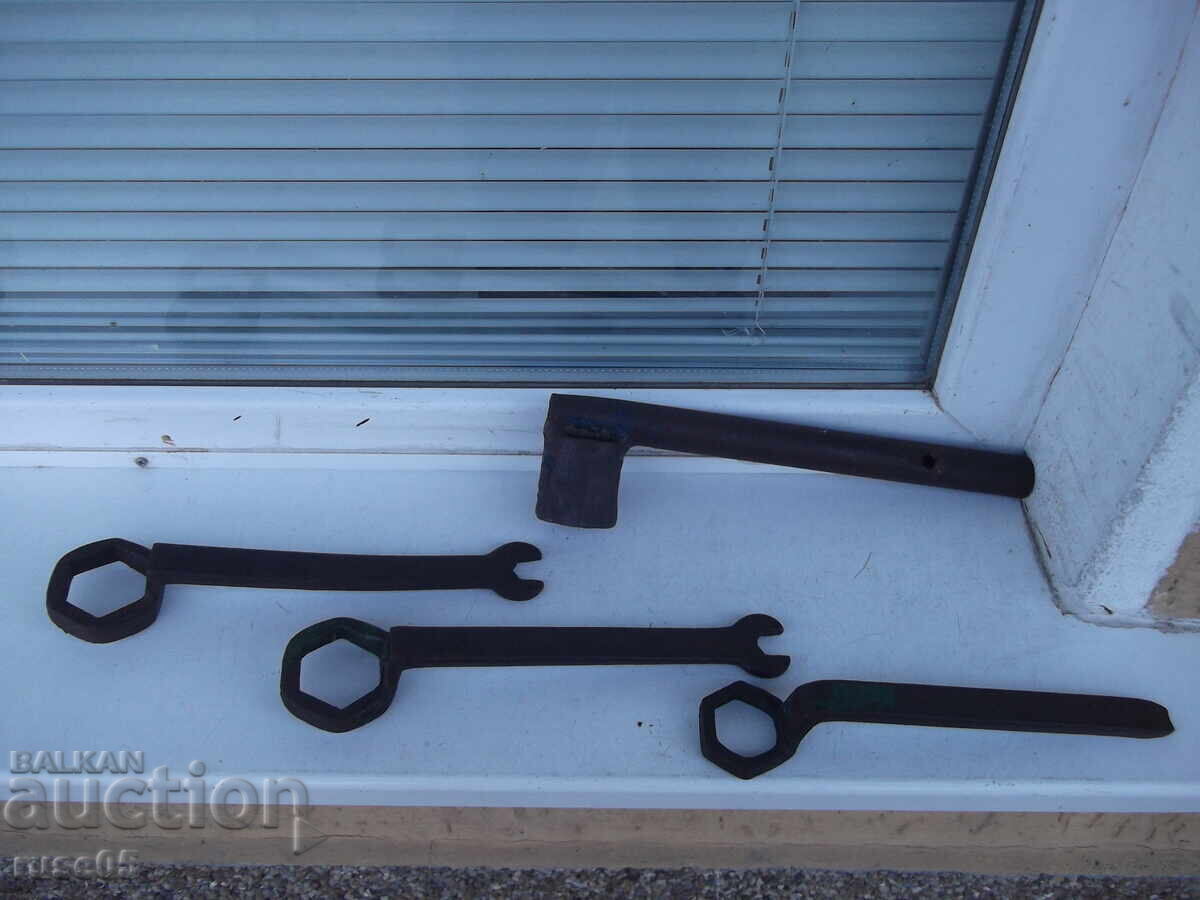 Auction Lot of 4 old keys Auction Lot of 4 old keys