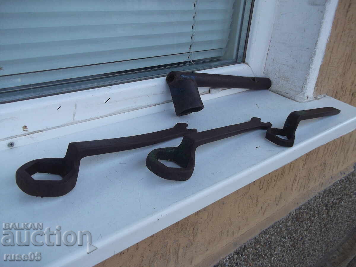 Delivery of Lot of 4 old keys Delivery of Lot of 4 old keys