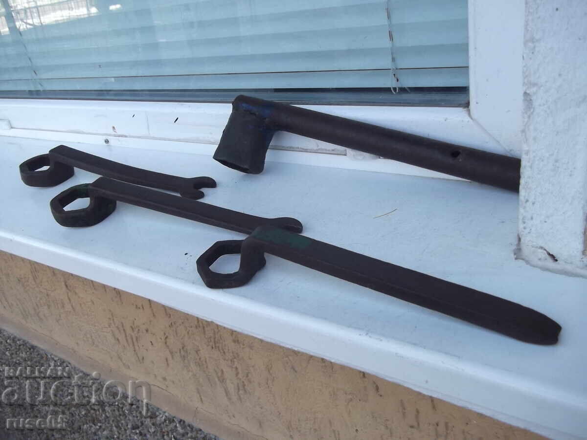 Lot of 4 old keys - 5 Lot of 4 old keys - 5