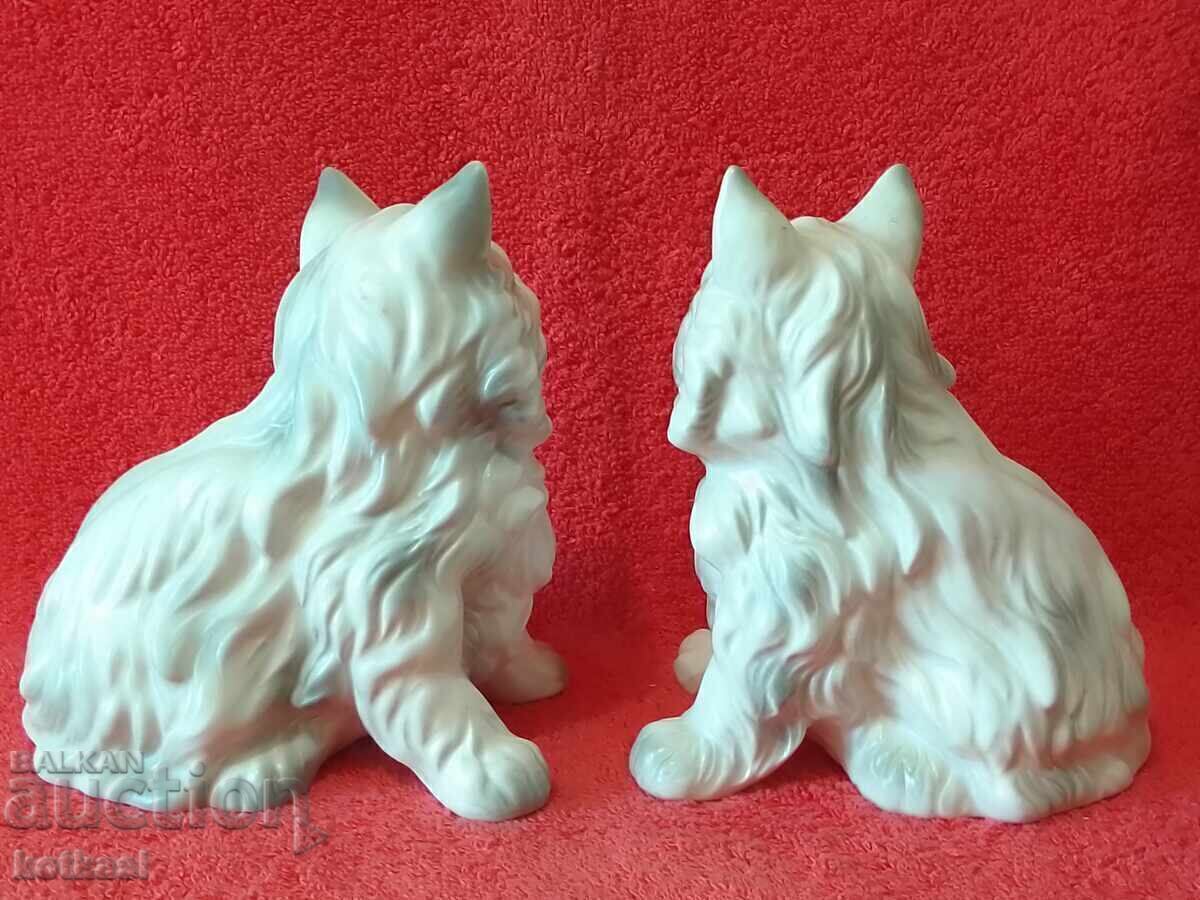 Delivery of Lot of 2 porcelain figures Cats Delivery of Lot of 2 porcelain figures Cats