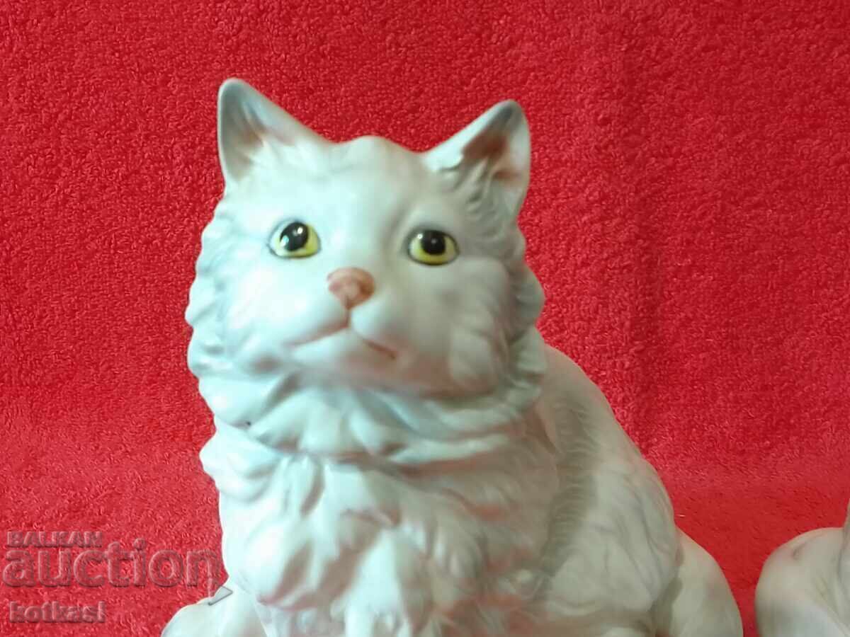 Lot of 2 porcelain figures Cats - 5 Lot of 2 porcelain figures Cats - 5