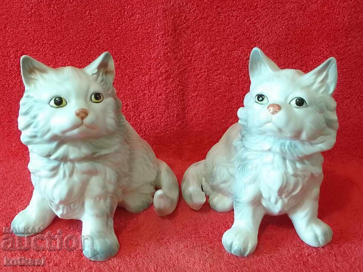 Lot of 2 porcelain figures Cats - 7 Lot of 2 porcelain figures Cats - 7